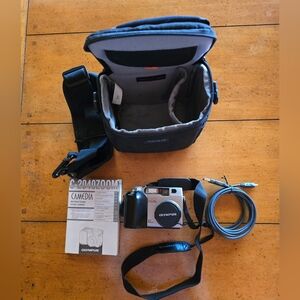 Vintage 2000 Olympus CAMEDIA C-2040 Zoom digital camera.